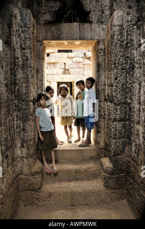 Les enfants jouant dans un temple dans la province de Kompong Thom, au Cambodge, en Asie du sud-est Banque D'Images