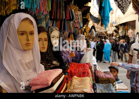 Mannequin voilée dans une vitrine dans le centre historique de Fès, Maroc, Afrique du Nord Banque D'Images