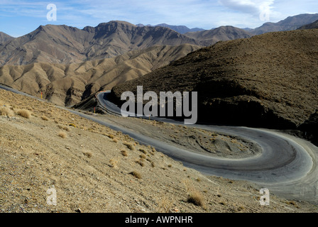 Route du col de passer par les montagnes de l'Atlas, Quarzazate, Maroc, Afrique du Nord Banque D'Images