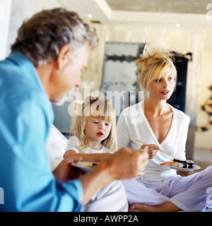 Les parents et la fille de manger Banque D'Images