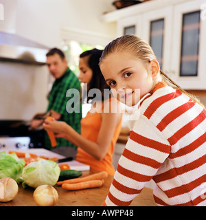 Cuisine familiale, little girl looking over shoulder Banque D'Images
