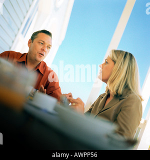 Couple at table, low angle view Banque D'Images