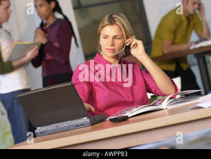 Les gens au pouvoir, businesswoman using cell phone and laptop computer Banque D'Images