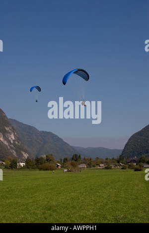 Stock photos de parapentes deux juste avant l'atterrissage tourné en octobre 2006 à Bohinj Slovénie Banque D'Images