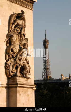 Vue sur la Tour Eiffel de l'Arc de Triomphe, Place Charles de Gaulle (anciennement Place de l'Étoile) à Paris, France, Europe Banque D'Images