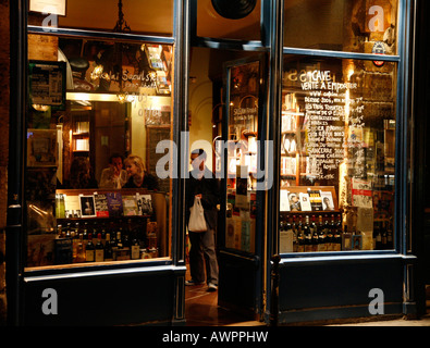 Bistro à vin dans le quartier du Marais, Paris, France, Europe Banque D'Images