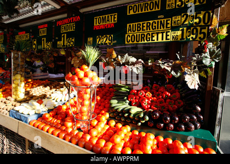 La vente des produits du magasin, la rue Montorgueil, quartier Les Halles, Paris, France, Europe Banque D'Images