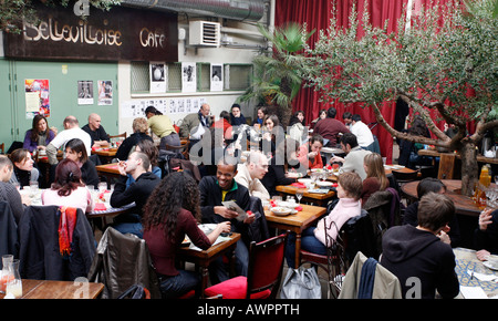 Les clients de Café Bellevilloise, Quartier Ménilmontant, Paris, France, Europe Banque D'Images