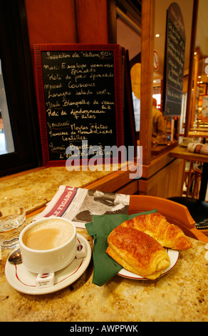 "Le petit dejeuner, ' le café au lait et des croissants pour le petit-déjeuner à Patisserie Reglait, Quartier Latin, Paris, France, Europe Banque D'Images