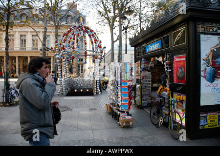 Kiosque en face de l'entrée à Palais Royal/Musée du Louvre métro, Paris, France, Europe Banque D'Images