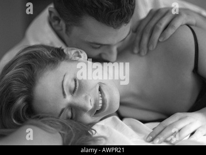 Man kissing woman's neck, close-up, b&w Banque D'Images