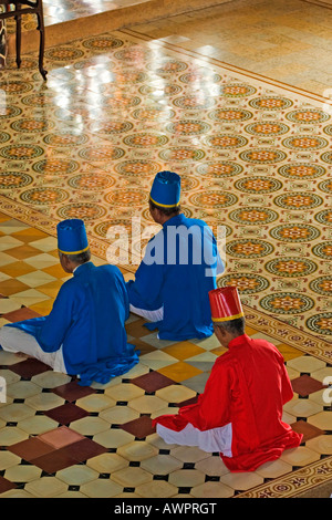 Priant membres de la secte Cao Dai, Tay Ninh, Vietnam, Asie Banque D'Images