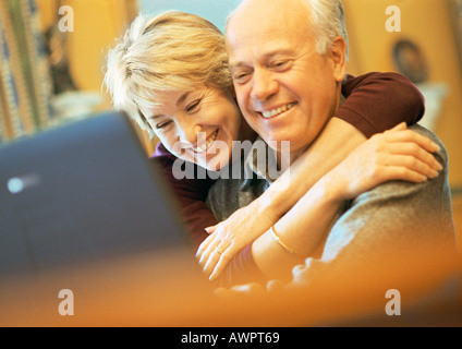 Mature couple smiling, man, woman autour de l'homme Banque D'Images