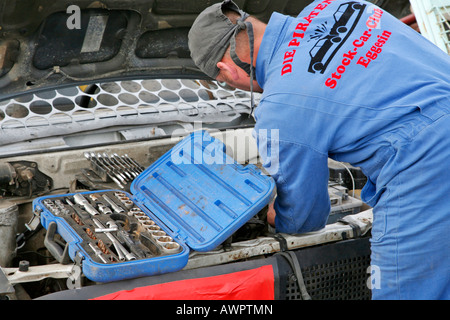 Membre de l'Association stock-car une voiture réparation Banque D'Images