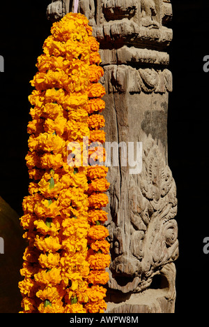 Coloumn en bois sculpté avec décoration florale, Patan, Katmandou, Népal Banque D'Images