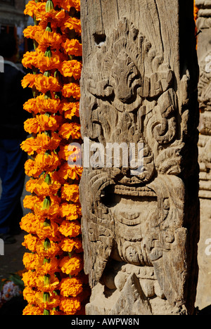 Coloumn en bois sculpté avec décoration florale, Patan, Katmandou, Népal Banque D'Images