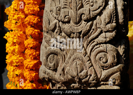 Coloumn en bois sculpté avec décoration florale, Patan, Katmandou, Népal Banque D'Images