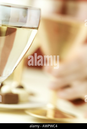 Verres de vin blanc, extreme close-up Banque D'Images