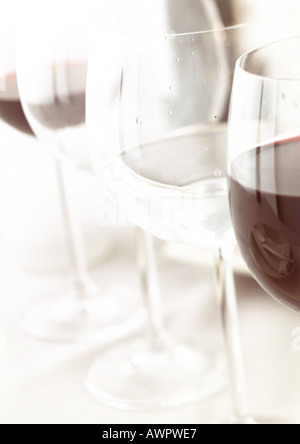 Verres de vin rouge et d'eau, close-up Banque D'Images