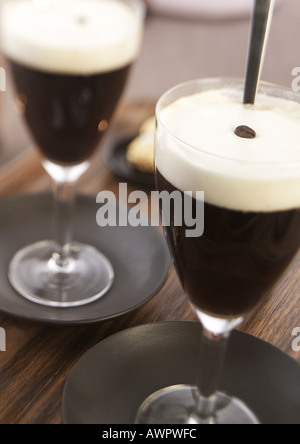 Deux verres de café irlandais Banque D'Images