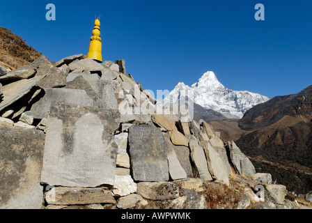 Mani mur à Pangboche avec l'Ama Dablam (6856), Khumbu Himal, parc national de Sagarmatha (Népal) Banque D'Images