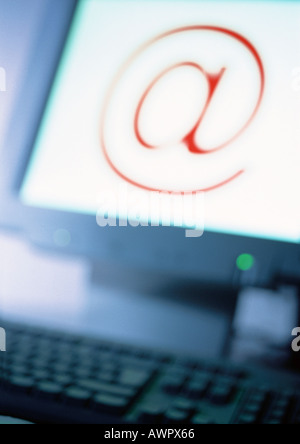 Écran d'ordinateur avec @ symbole, blurred Banque D'Images