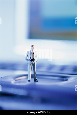 Petit jouet figure debout sur le clavier de l'ordinateur, l'accent sur la figure Banque D'Images