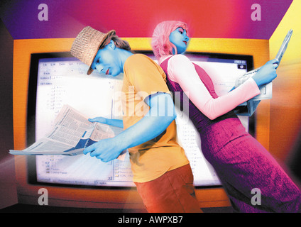 L'homme et de la femme de lire les journaux dos à dos dans l'avant du moniteur, digital composite Banque D'Images