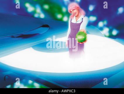 Jeune femme debout sur le lecteur de disque compact, apple, digital composite. Banque D'Images