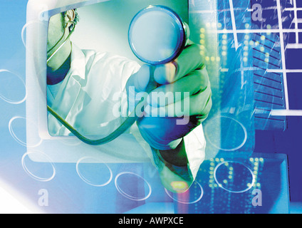 Le bras du médecin qui sortent d'un écran d'ordinateur, holding stethoscope, digital composite. Banque D'Images