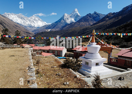 Monastère de Tengpoche en face de l'Ama Dablam (6856) et le Lhotse (8501), Parc national de Sagarmatha, Khumbu, Népal Banque D'Images
