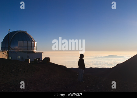 Silhouette de femme visiteur, Royaume-Uni UKIRT Infrared Telescope ou, et d'Haleakala Maui à distance, Mauna Kea Banque D'Images