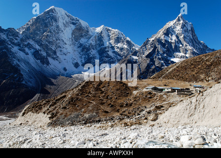 Village Sherpa Dughla (Thokla) avec Arakamtse (6423) et le Cholatse (6335), Parc national de Sagarmatha, Khumbu Himal, Népal Banque D'Images