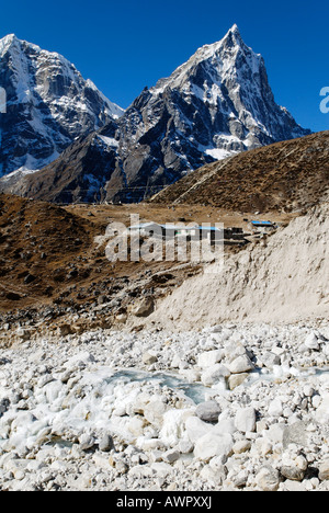 Village Sherpa Dughla (Thokla) avec Arakamtse (6423) et le Cholatse (6335), Parc national de Sagarmatha, Khumbu Himal, Népal Banque D'Images