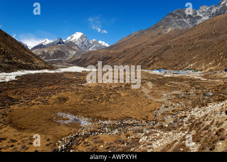 Pheriche village Sherpa à Lobuche Khola avec la vallée de Lobuche East Peak (6119), Khumbu Himal, parc national de Sagarmatha (Népal) Banque D'Images