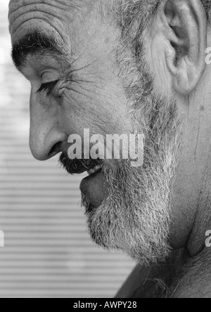 Man smiling, portrait, close-up, b&w. Banque D'Images