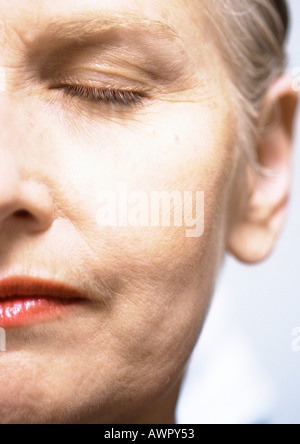 Femme mature, les yeux clos, close-up de l'un des côtés de la face. Banque D'Images