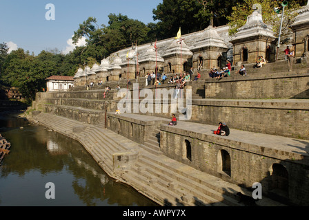 Lieu de crémation, Ghats, de Pashupatinath, à la sainte de la rivière Bagmati, Katmandou, Népal Banque D'Images