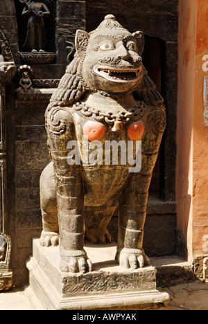 Statue de Lion, Golden Temple Kwa Bahal, Patan, Lalitpur, Katmandou, Népal Banque D'Images