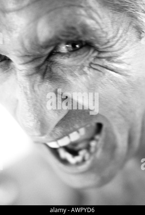 Homme mûr faisant face, portrait, close-up, b&w Banque D'Images