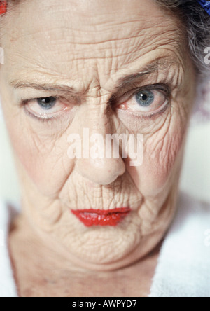 La femme âgée et sourcil, portrait, close-up Banque D'Images