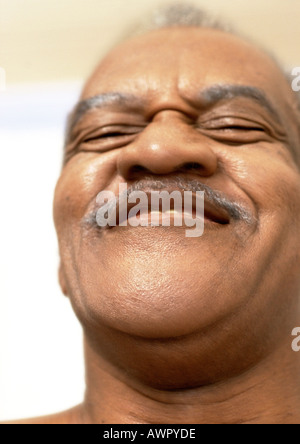 Man smiling, portrait, close-up, low angle view Banque D'Images