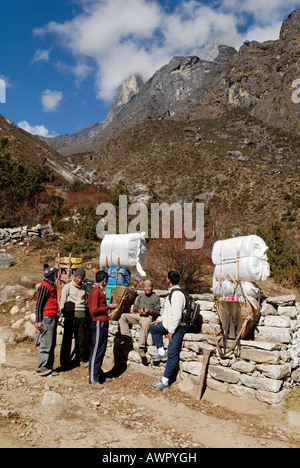 Sherpa porter dans l'Himal Khumbu, Népal Banque D'Images