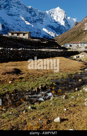 Village Sherpa Thame, Thame Khola vallée avec Tengkang Poche (6500), Bhote Koshi Tal, parc national de Sagarmatha, Khumbu, Népal Banque D'Images