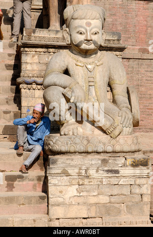 Guardian statue en face de temple de Nyatapola, Bhaktapur, Népal Banque D'Images