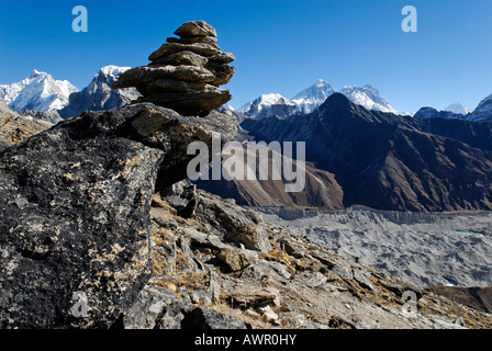 Vue du Gokyo Ri (5360) vers le mont Everest (8850), Nuptse (7861), Lhotse (8501) et l'ascension du Makalu (8463), National Sagarmatha Par Banque D'Images