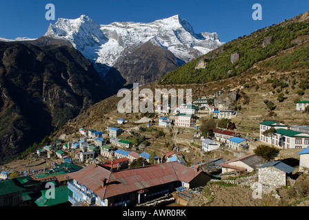 Vue sur Namche Bazar vers Damaraland Ri group (6187), Parc national de Sagarmatha, Khumbu, Népal Banque D'Images