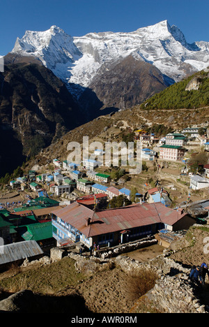 Vue sur Namche Bazar vers Damaraland Ri group (6187), Parc national de Sagarmatha, Khumbu, Népal Banque D'Images