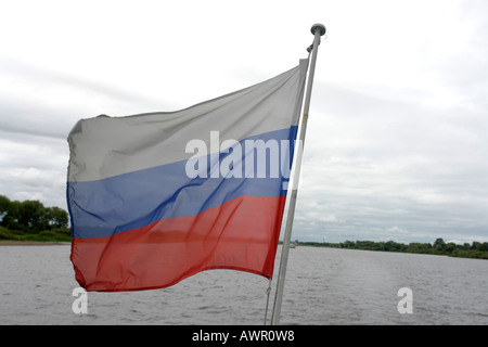 La Russie drapeau russe sur la rivière Volkhor C Sean Sprague 2006 Banque D'Images