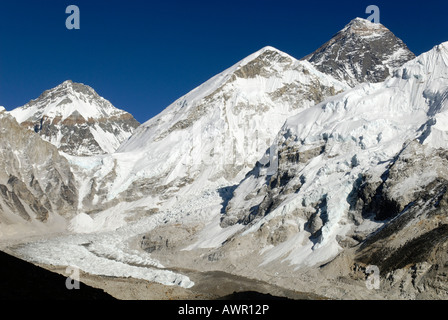 Célèbre vue depuis le Kala Patthar, Patar (5545) vers le mont Everest (8850), Nuptse (7861) et le glacier de Khumbu, National Sagarmatha Banque D'Images